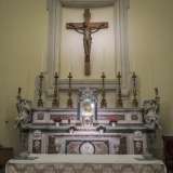 In fondo domina l�altare maggiore in marmi colorati, realizzato nel 1932...